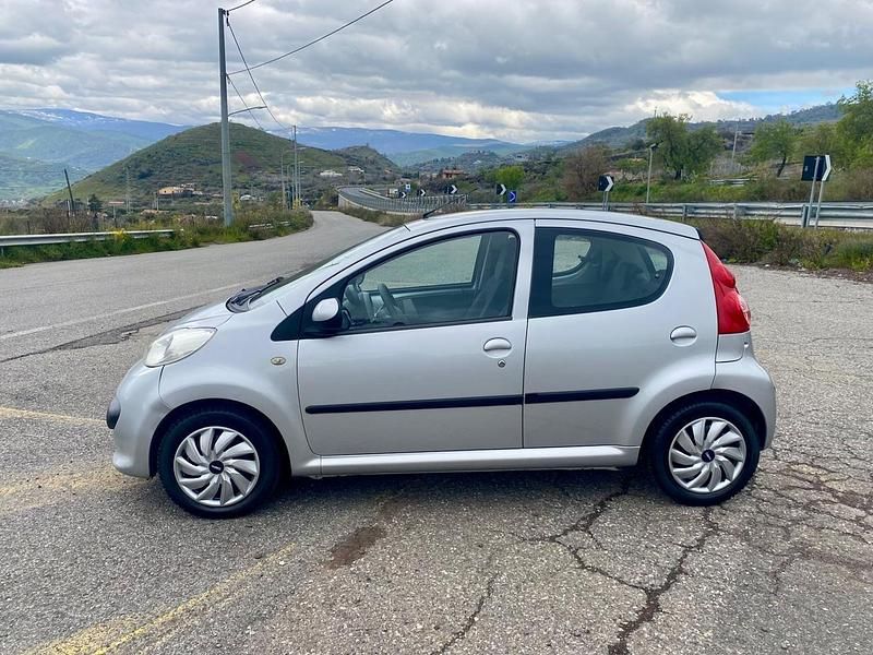 Usata Peugeot 107 68 CV (50 kW) 2005 Argento Utilitaria
