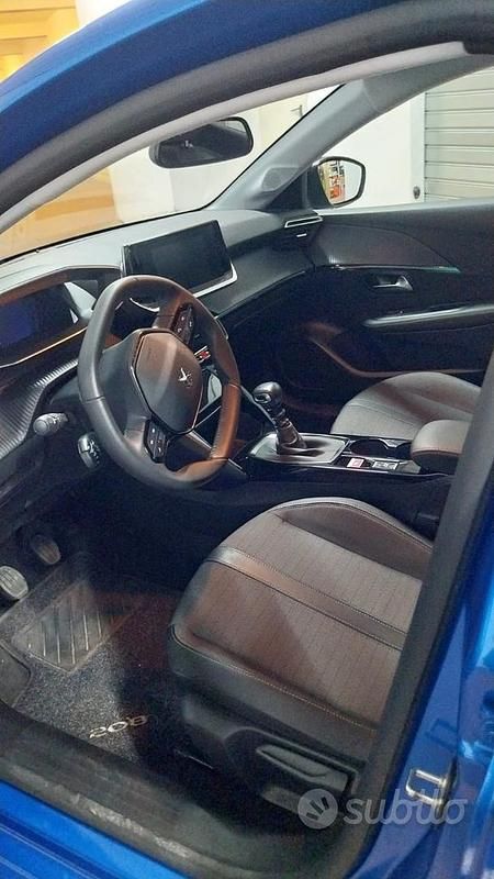 Usata Peugeot 208 Allure 100 CV (73 kW) 2023 Blu Utilitaria