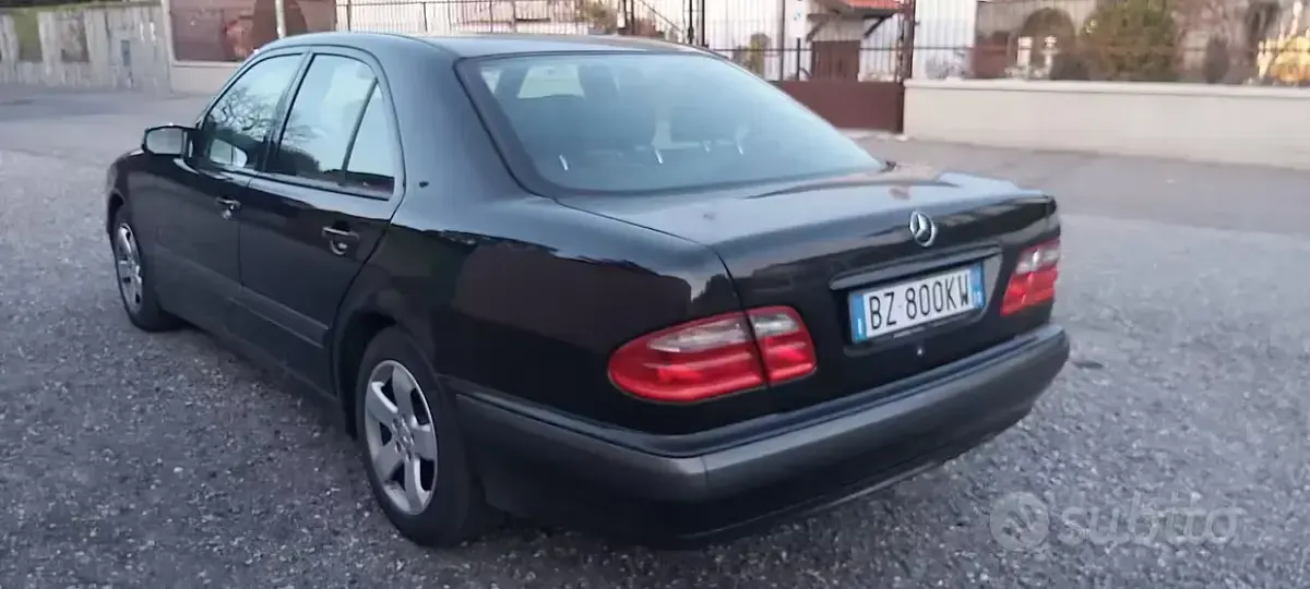 Usata Mercedes E240 136 CV (100 kW) 2002 Nero Berlina
