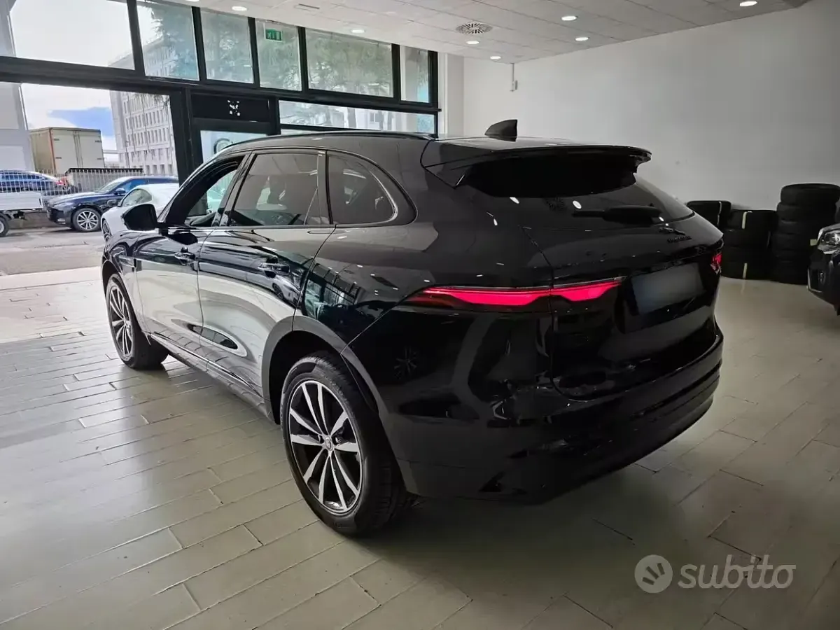 Usata Jaguar F-Pace R-Dynamic 204 CV (150 kW) 2023 Nero SUV