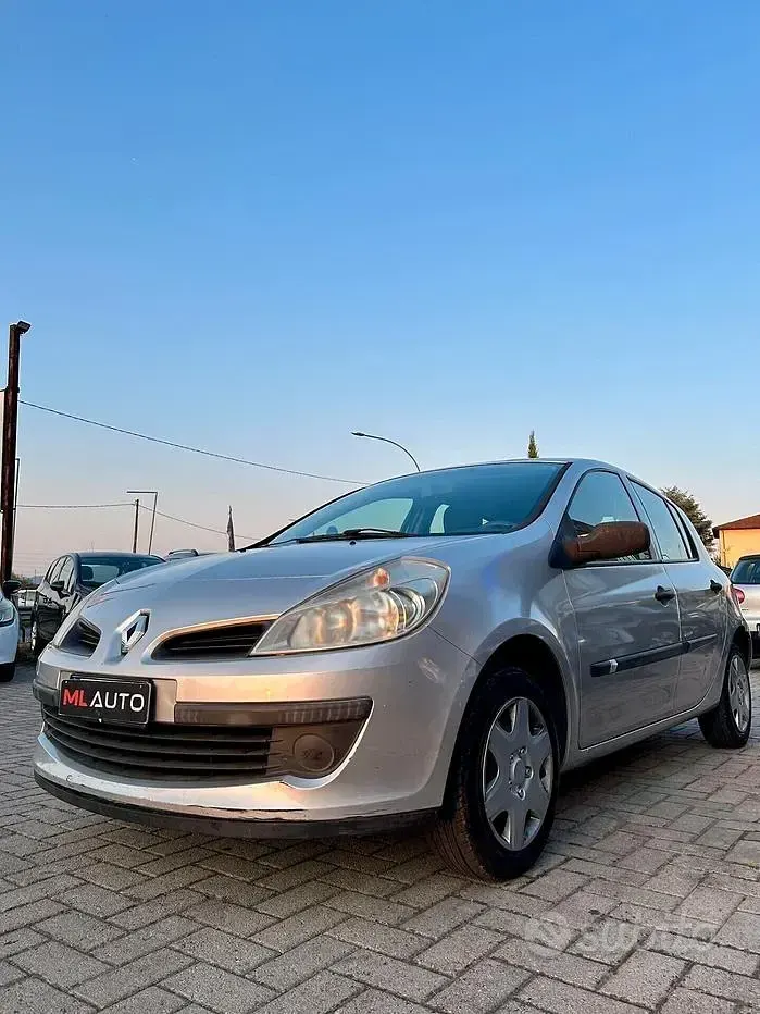 Usado Renault Clio II LE 75 CV (55 kW) 2008 Negro Berlina