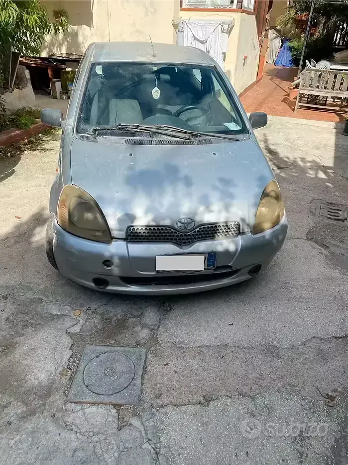 Usata Toyota Yaris 86 CV (63 kW) 2000 Grigio Berlina