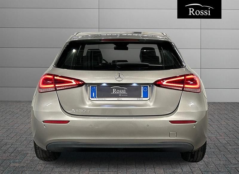 Usata Mercedes A180 Business 136 CV (100 kW) 2018 Blu Berlina