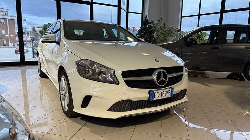 Usata Mercedes A180 122 CV (89 kW) 2016 Bianco Berlina