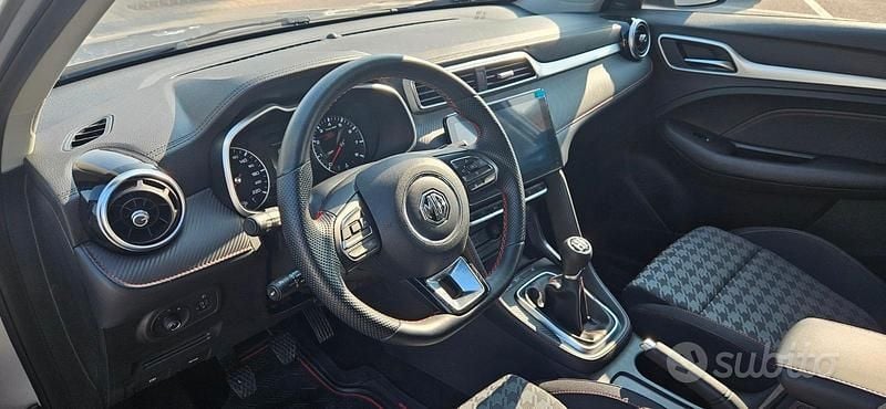 Usata MG ZS 106 CV (77 kW) 2023 Grigio Berlina