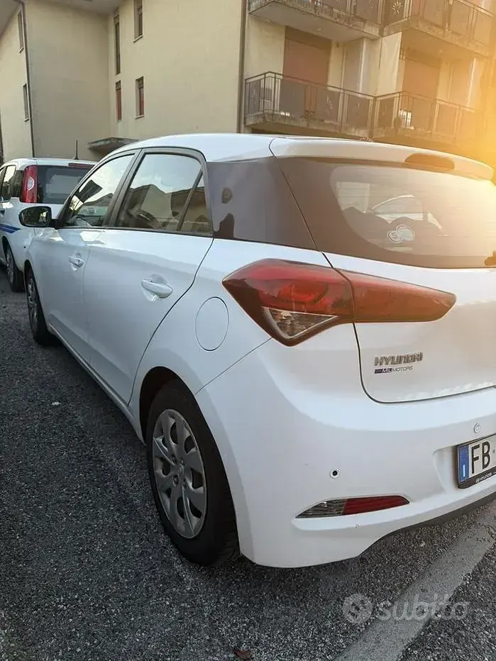 Usata Hyundai i20 85 CV (62 kW) 2016 Bianco Utilitaria