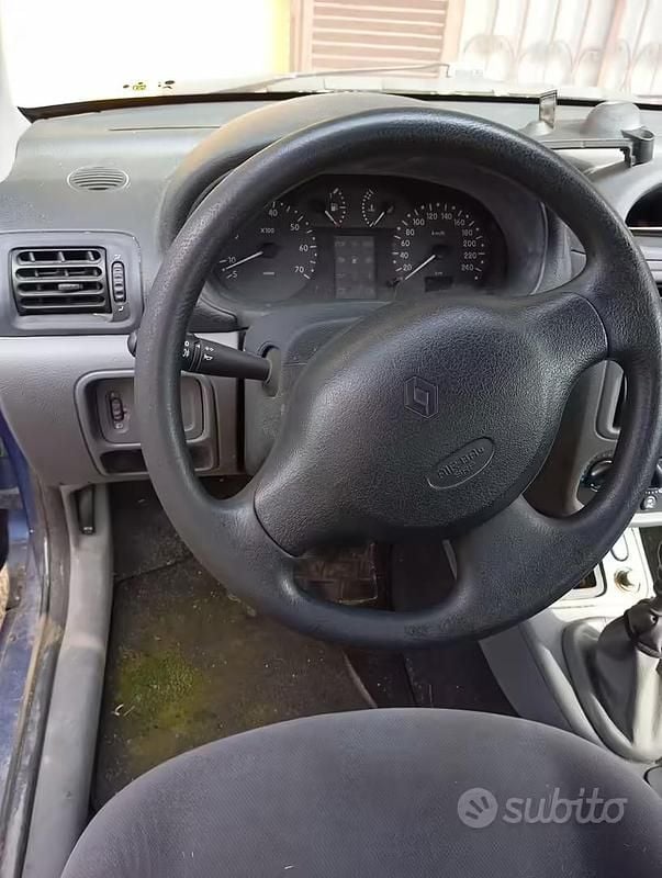 Usata Renault Clio 58 CV (42 kW) 1999 Blu Berlina