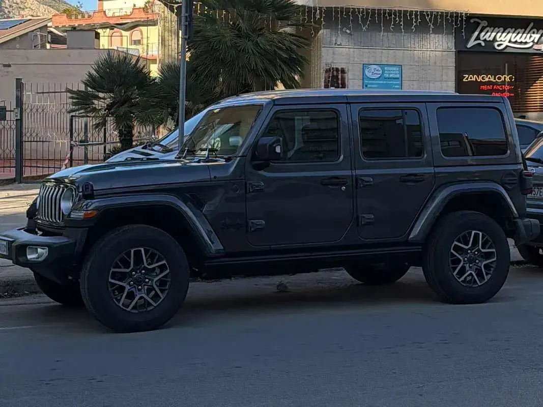 Usata Jeep Wrangler Sahara 272 CV (200 kW) 2025 Grigio SUV