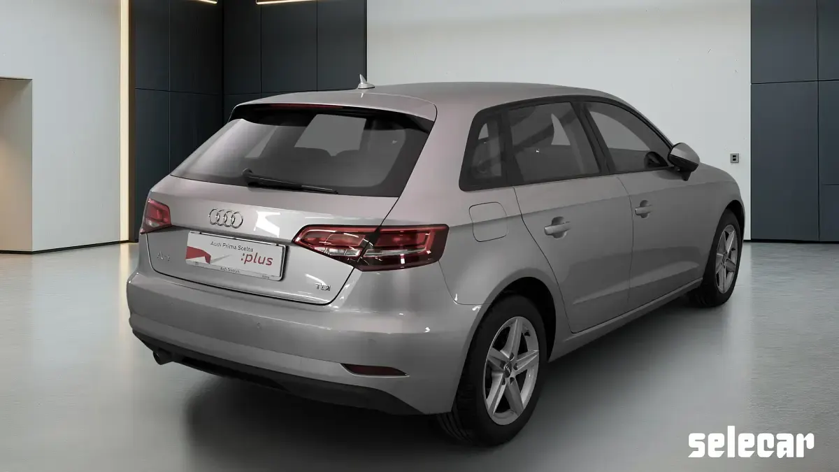 Usata Audi A3 Business 110 CV (80 kW) 2017 N2s argento metallizzato Berlina