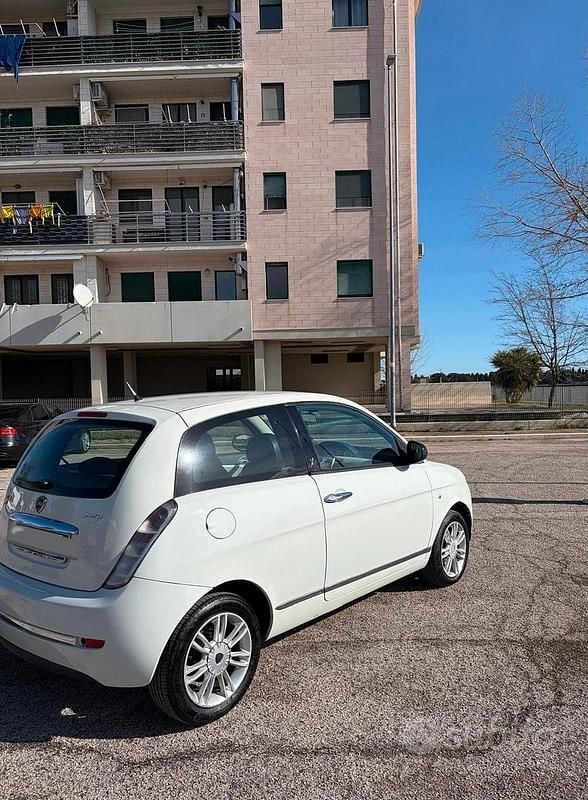 Usata Lancia Ypsilon 75 CV (55 kW) 2011 Bianco Utilitaria