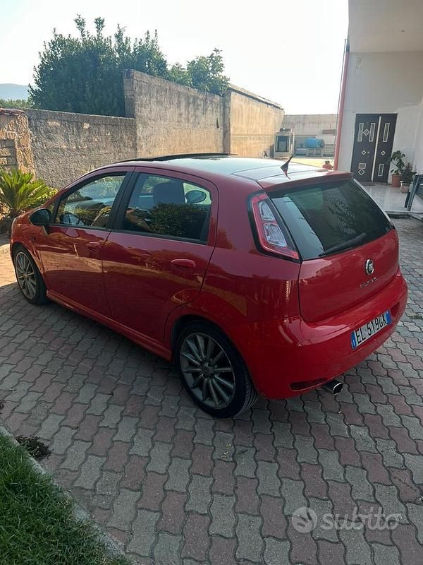 Rosso Usata 2012 Fiat Punto Sport Due volumi | 5000 € (Buon prezzo) - Immagine 1/4