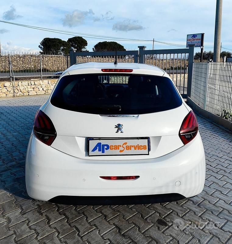 Usata Peugeot 208 Allure 74 CV (54 kW) 2017 Bianco Utilitaria