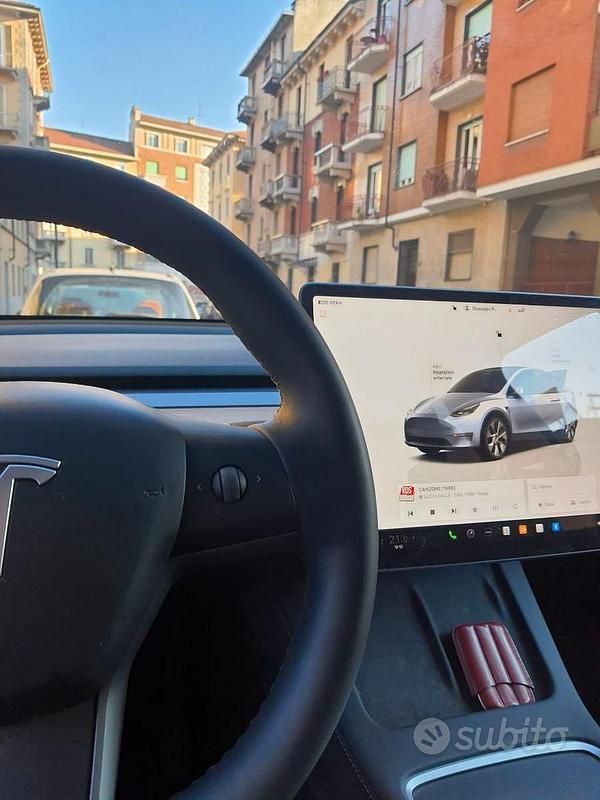 Usata Tesla Model Y 378 kW (514 CV) 2023 Grigio SUV