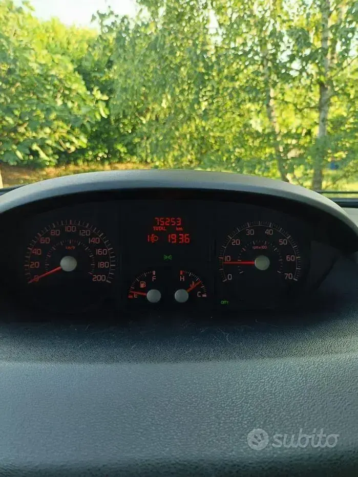 Usata Fiat Idea 90 CV (66 kW) 2007 Grigio Monovolume