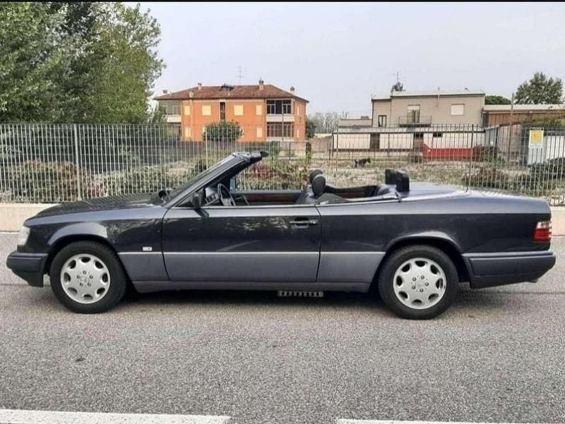 Usata Mercedes E200 136 CV (100 kW) 1993 Nero Cabrio