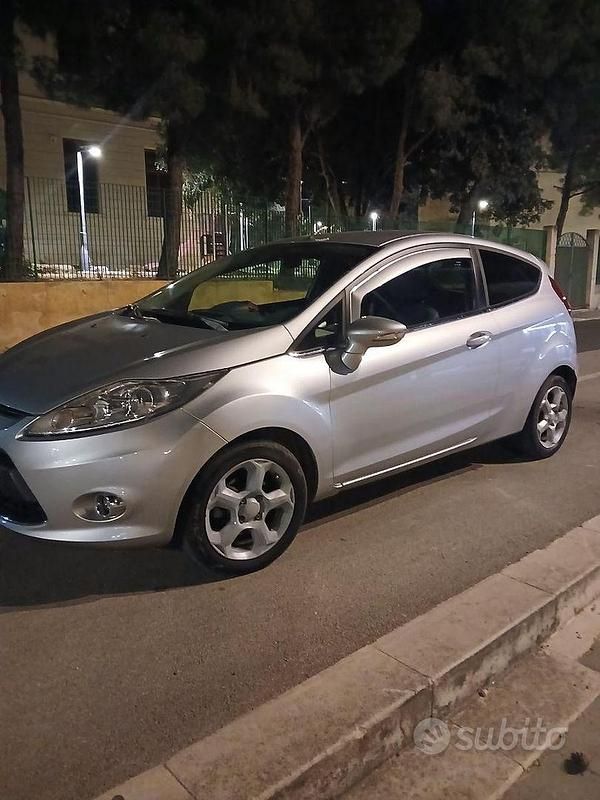 Usata Ford Fiesta 68 CV (50 kW) 2010 Grigio Utilitaria