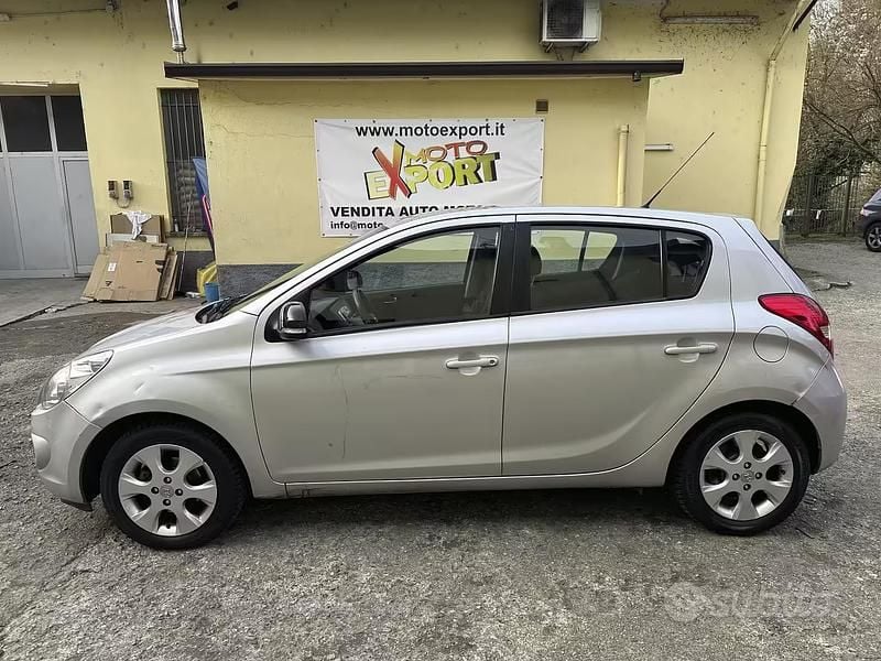 Usata Hyundai i20 Edition 75 CV (55 kW) 2012 Grigio Utilitaria