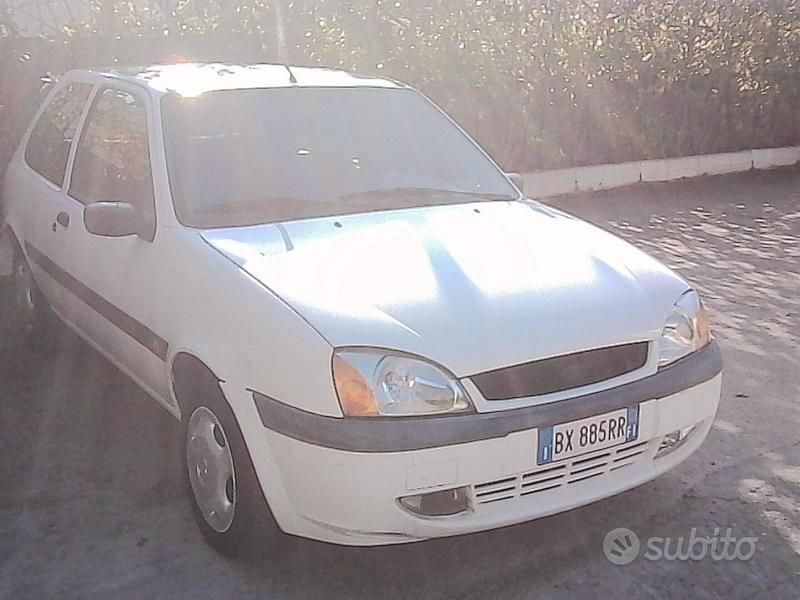 Usata Ford Fiesta 75 CV (55 kW) 2002 Bianco Utilitaria