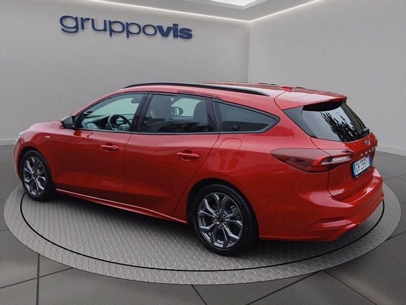 Usata Ford Focus ST-Line X 125 CV (91 kW) 2022 Fantastic red Station wagon