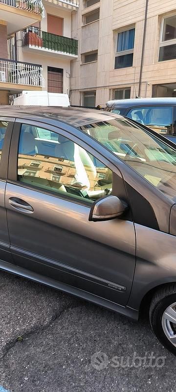 Usata Mercedes B200 140 CV (102 kW) 2009 Grigio Monovolume
