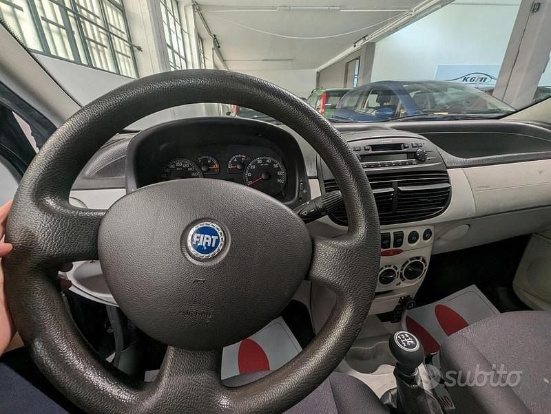 Usata Fiat Punto Dynamic 95 CV (69 kW) 2004 Blu Utilitaria