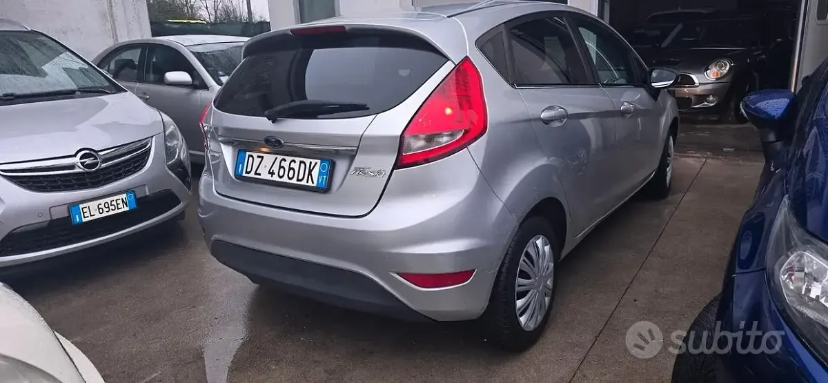 Begagnad Ford Fiesta 68 HK (50 kW) 2009 Grå Sedan