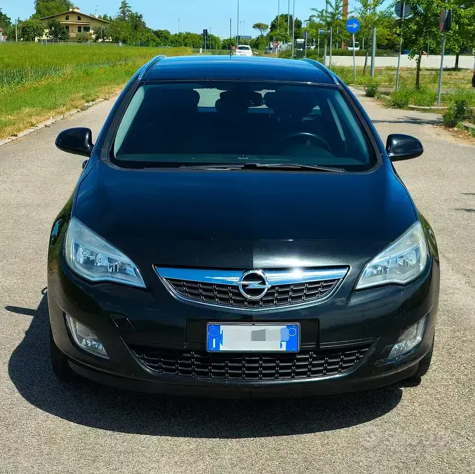 Usata Opel Astra 110 CV (80 kW) 2012 Nero Station wagon