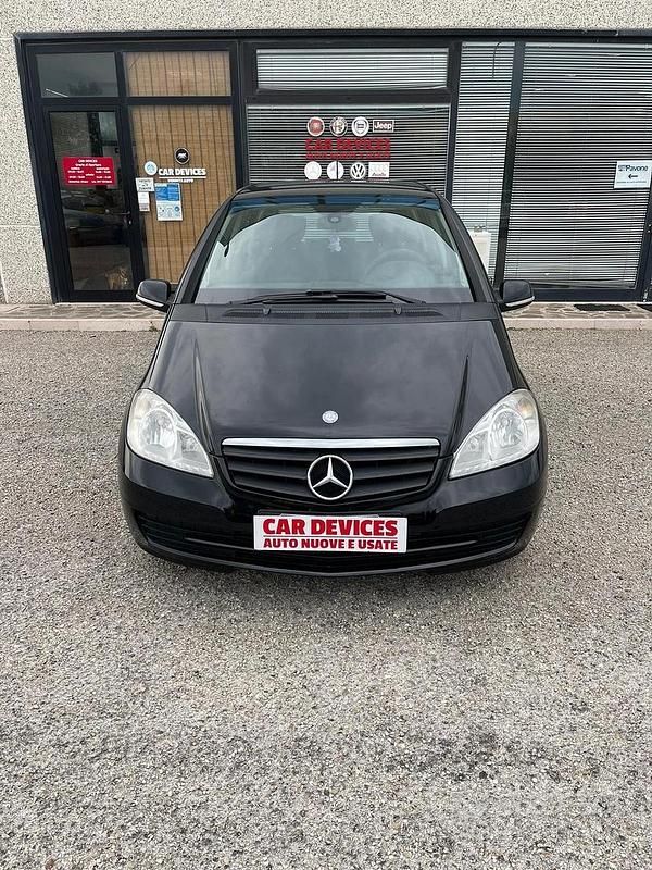Nero Usata 2010 Mercedes A180 Tre volumi | 3999 € (Buon prezzo) - Immagine 1/4