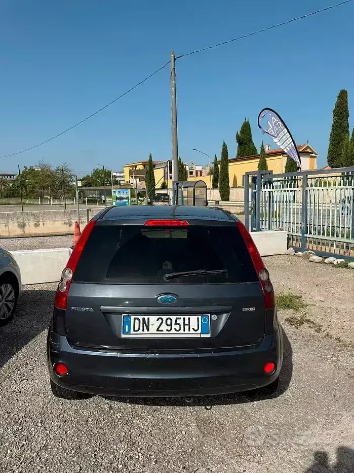 Usata Ford Fiesta 68 CV (50 kW) 2008 Nero Utilitaria