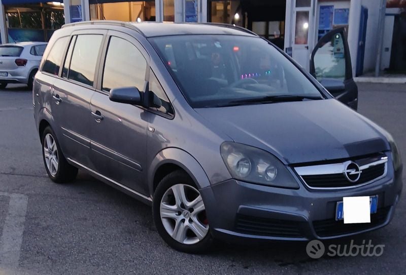Grigio Usata 2008 Opel Zafira Monovolume | 1500 € - Immagine 1/4