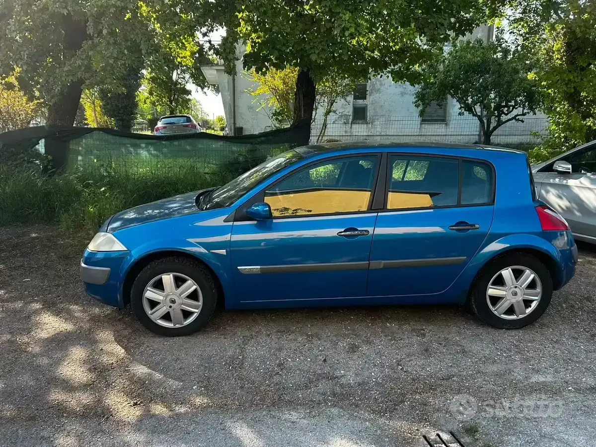Usata Renault Mégane II 98 CV (72 kW) 2003 Bluazzurro Berlina