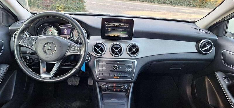 Usata Mercedes GLA200 136 CV (100 kW) 2017 Bianco pastello SUV