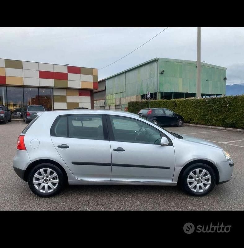 Usata VW Golf V 105 CV (77 kW) 2004 Grigio Utilitaria