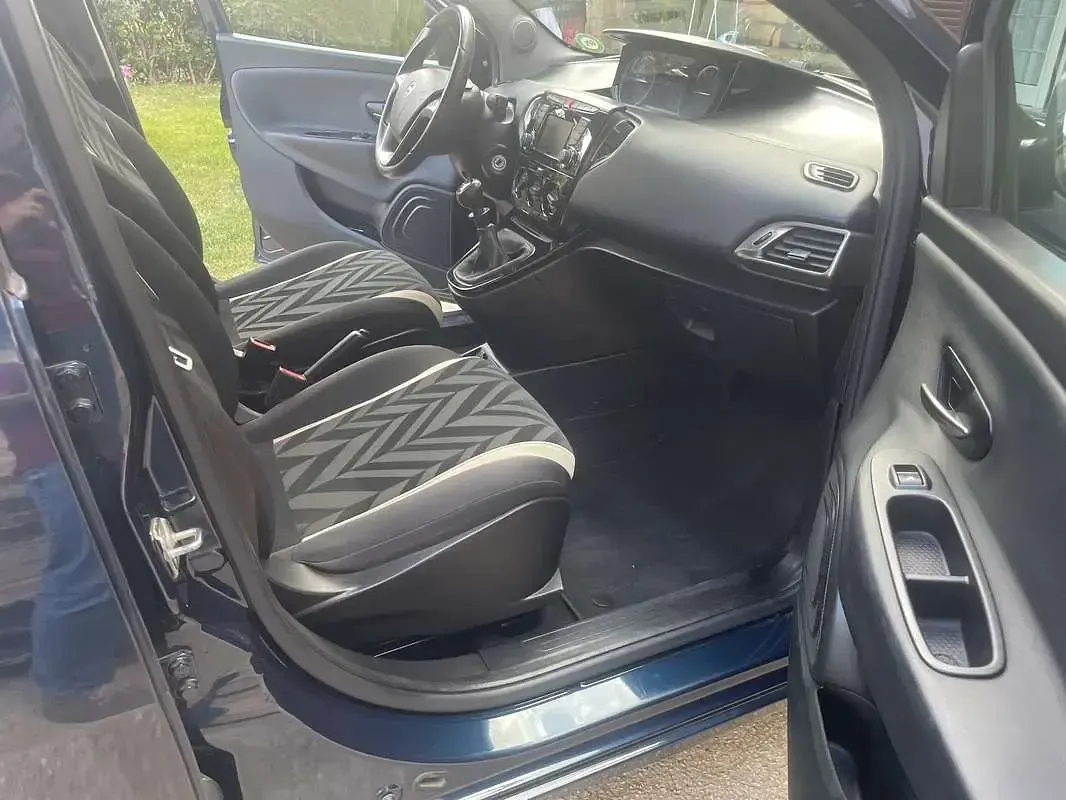 Usata Lancia Ypsilon Gold 69 CV (50 kW) 2017 Blu/azzurro Utilitaria