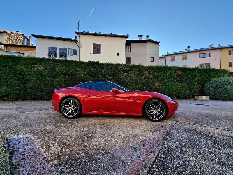 Rosso fuoco Usata 2013 Ferrari California Cabrio | 129.000 € (Super prezzo) - Immagine 1/4