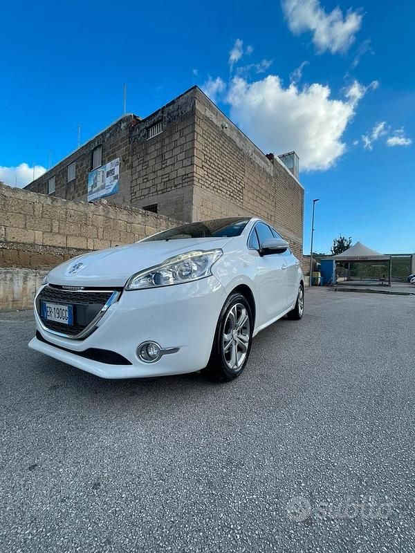 Usata Peugeot 208 Allure 68 CV (50 kW) 2013 Bianco Utilitaria