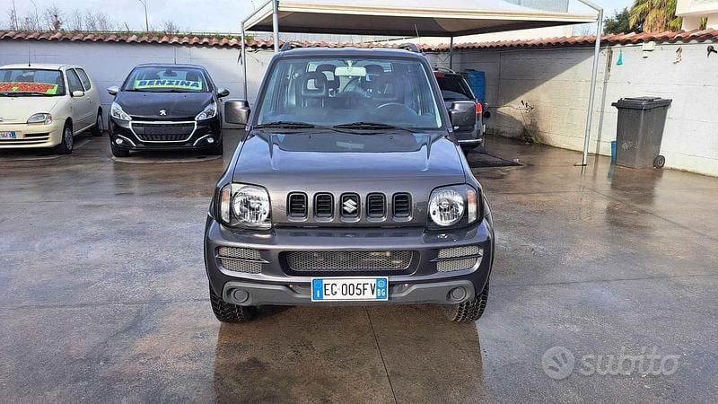Grigio Usata 2011 Suzuki Jimny SUV | 9490 € (Buon prezzo) - Immagine 1/4