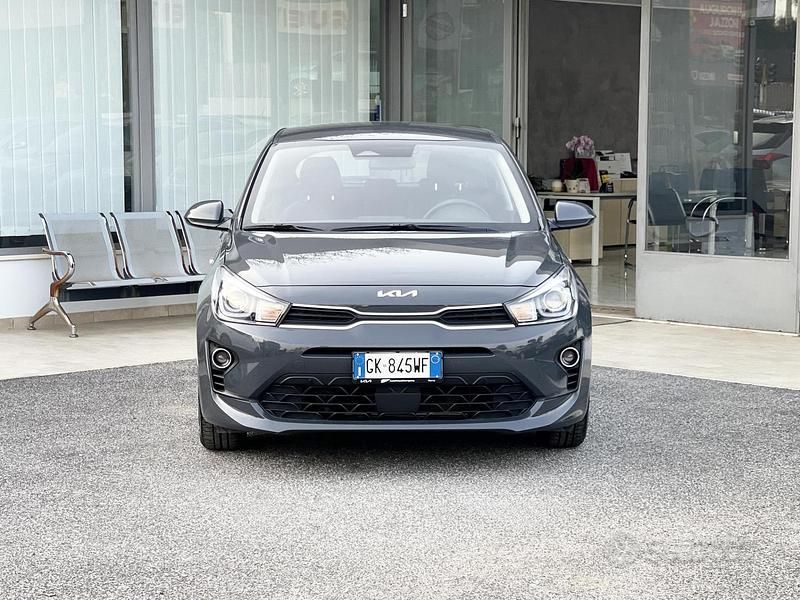 Usata Kia Rio 82 CV (60 kW) 2022 Grigio Berlina