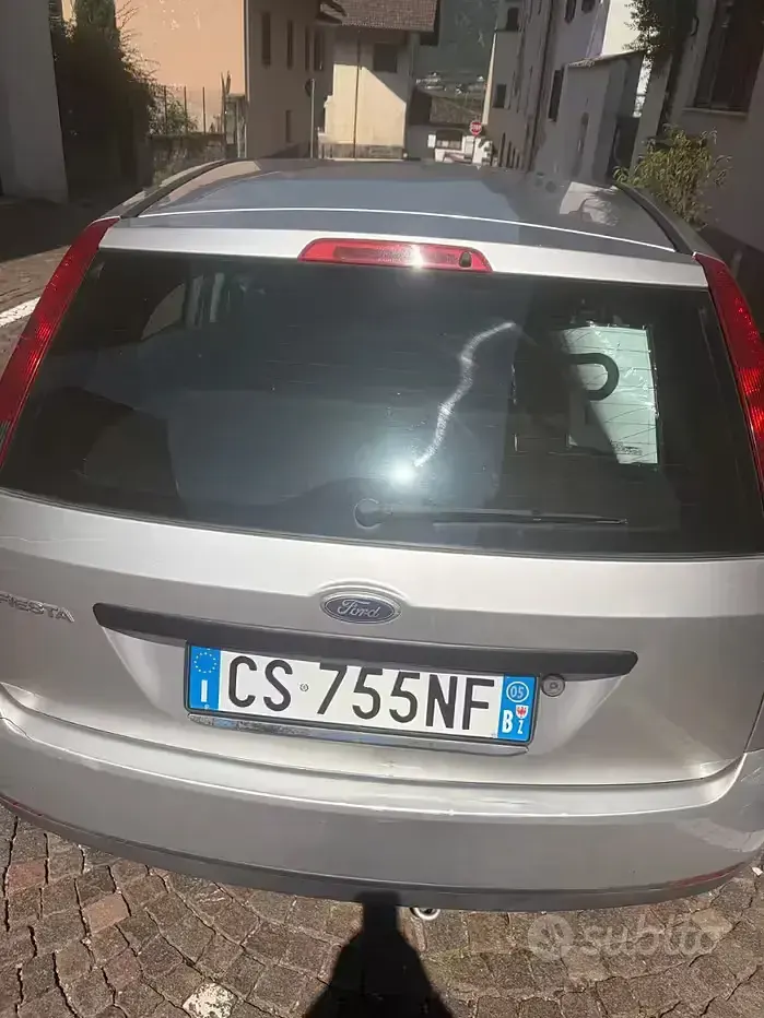 Usata Ford Fiesta 75 CV (55 kW) 2005 Grigio Utilitaria