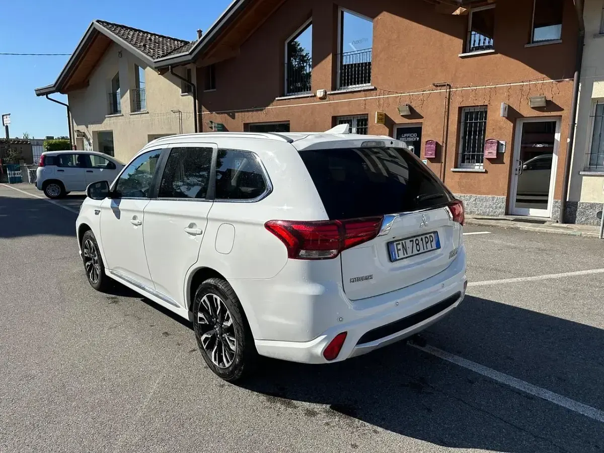 Usata Mitsubishi Outlander P-HEV 121 CV (88 kW) 2018 Bianco SUV