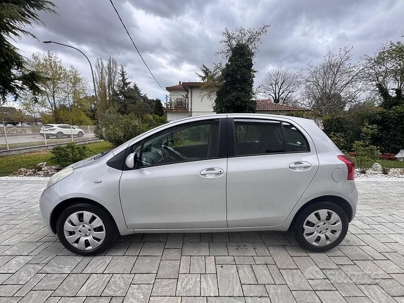 Usata Toyota Yaris Sol 69 CV (50 kW) 2007 Grigio Utilitaria