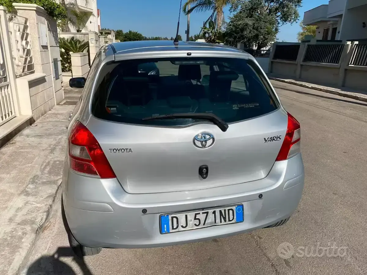 Usata Toyota Yaris 69 CV (50 kW) 2008 Grigio Utilitaria