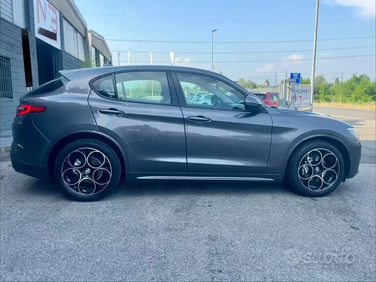 Usata Alfa Romeo Stelvio Executive 179 CV (131 kW) 2017 Grigio SUV