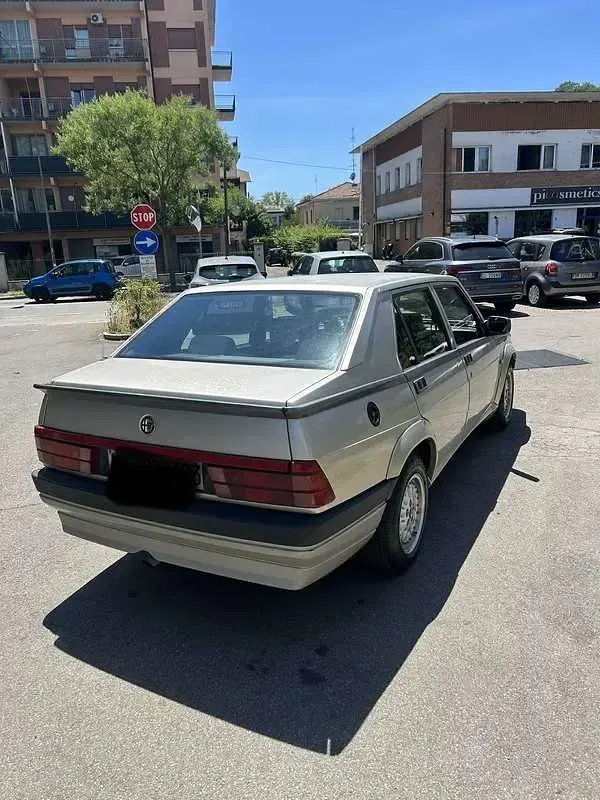 Usata Alfa Romeo 75 148 CV (108 kW) 1990 Grigio Berlina