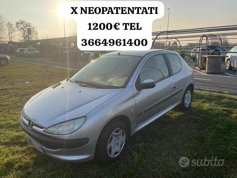 Grigio Usata 2003 Peugeot 206 Tre volumi | 1200 € (Super prezzo) - Immagine 1/4