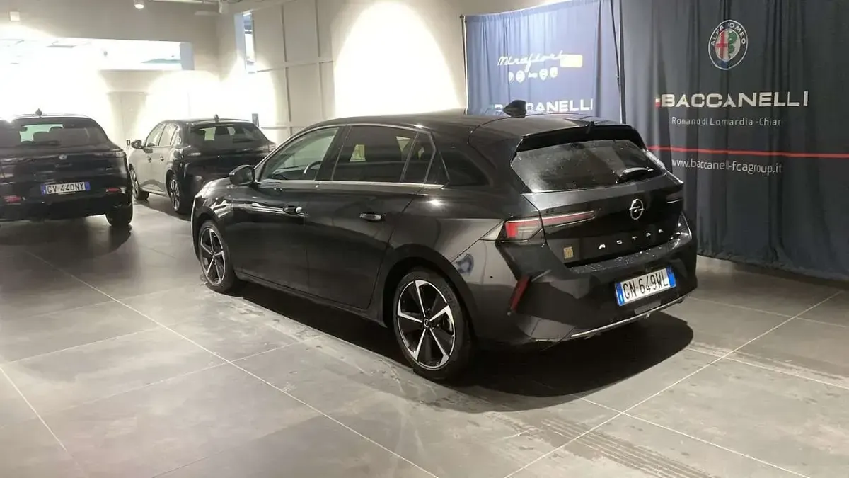 Usata Opel Astra Business Elegance 131 CV (96 kW) 2023 Nero Utilitaria