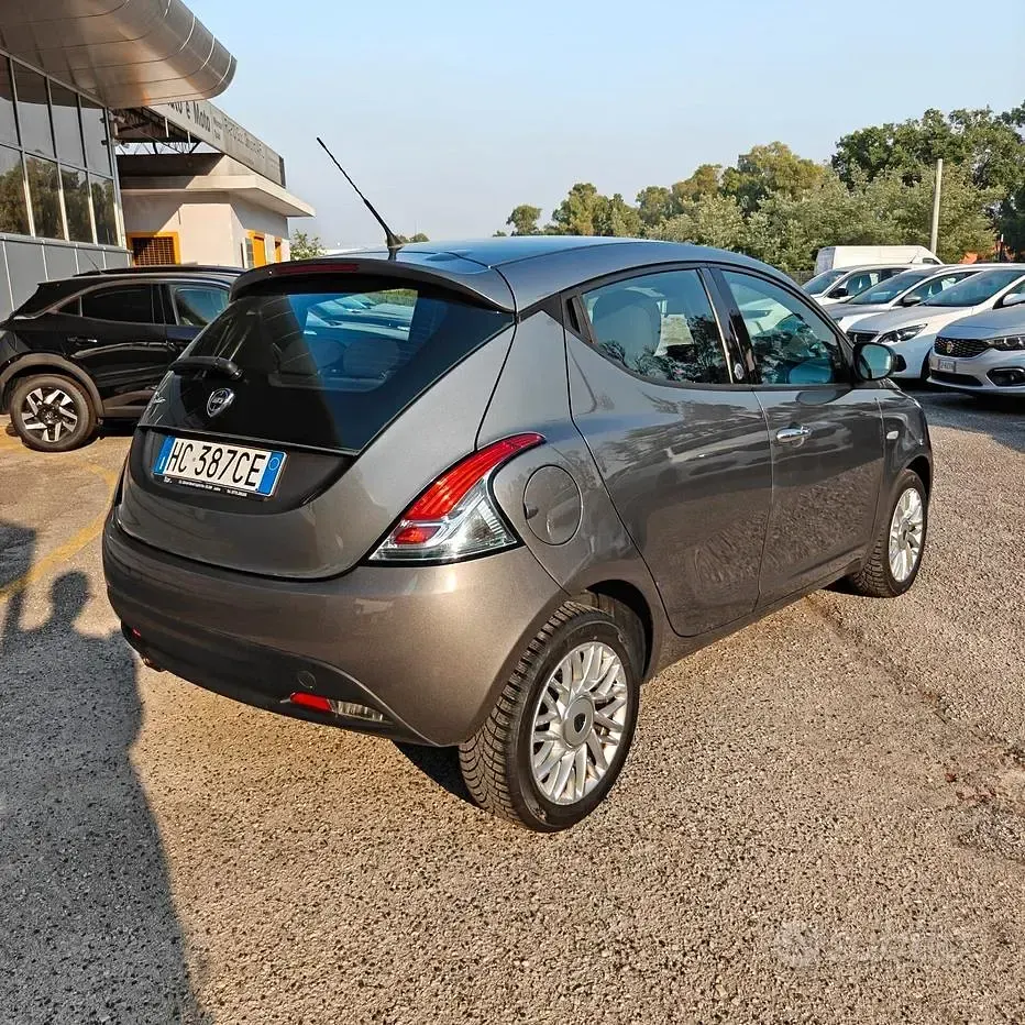 Usata Lancia Ypsilon Gold 69 CV (50 kW) 2014 Grigio Utilitaria