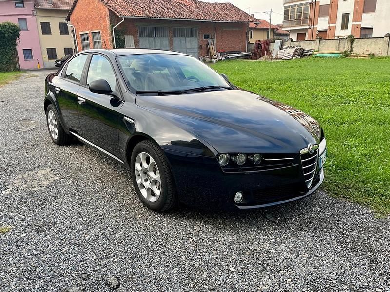 Nero Usata 2009 Alfa Romeo 159 Distinctive Tre volumi | 3900 € (Buon prezzo) - Immagine 1/4