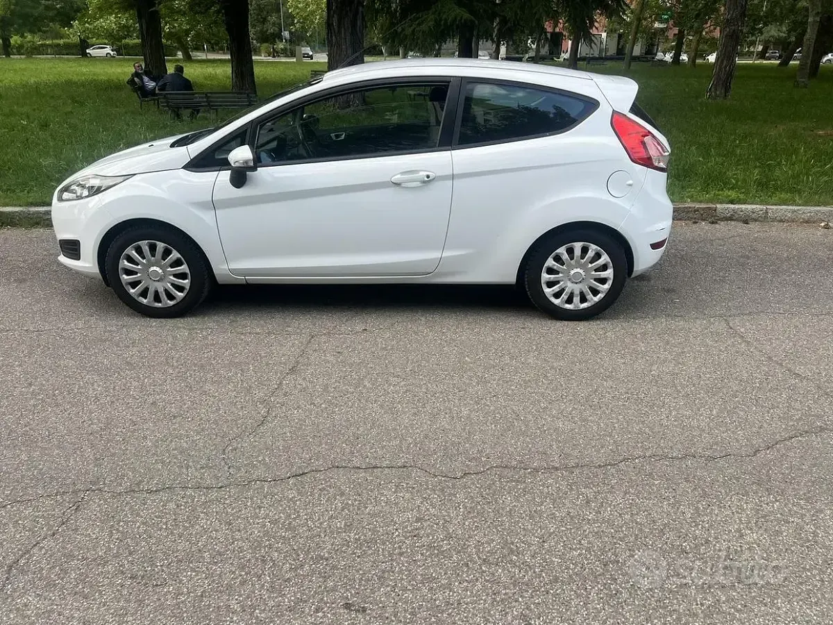 Usata Ford Fiesta 60 CV (44 kW) 2013 Bianco Berlina