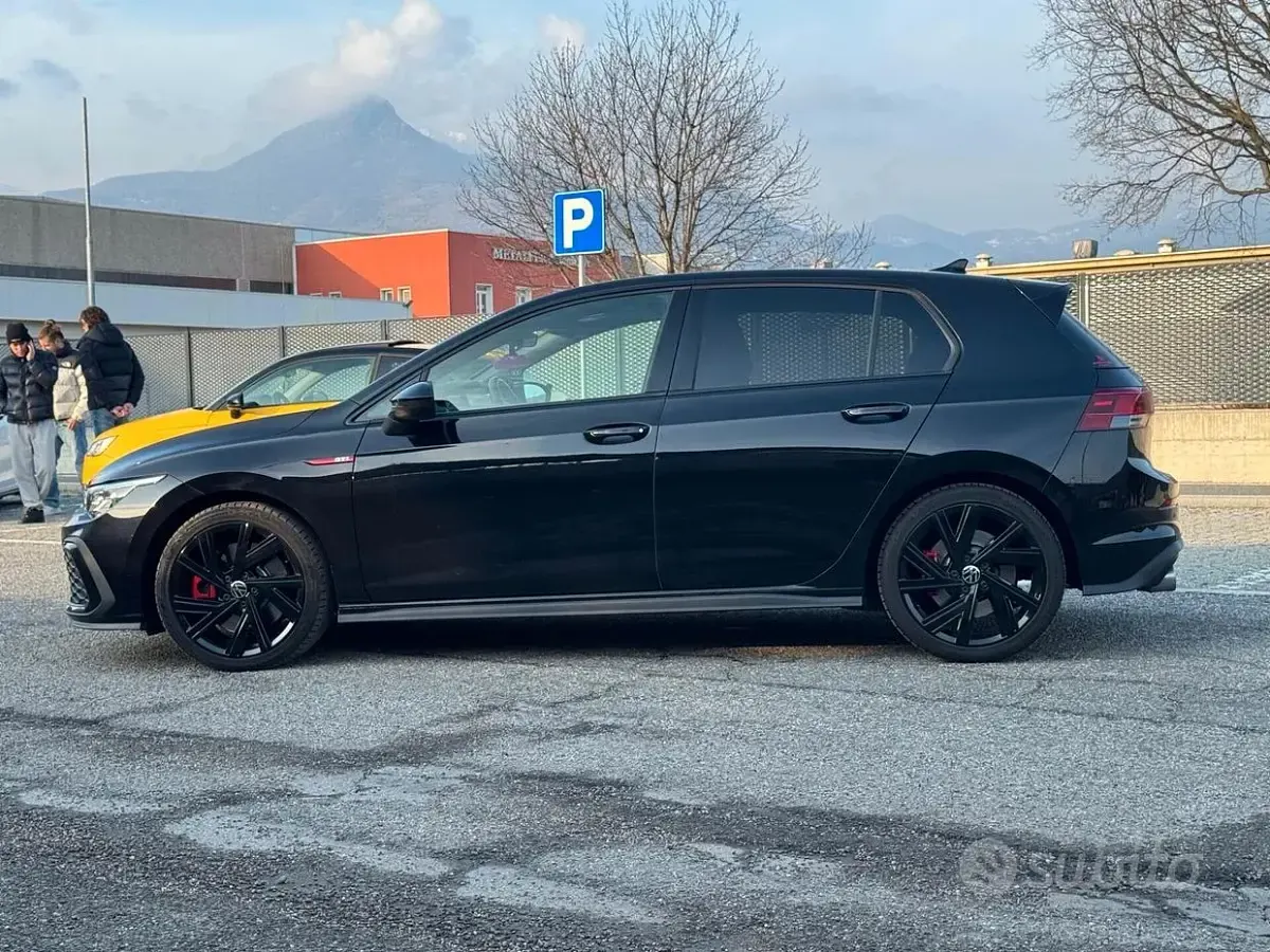 Käytetty VW Golf VIII GTI 245 HP (180 kW) 2023 Musta Sedan